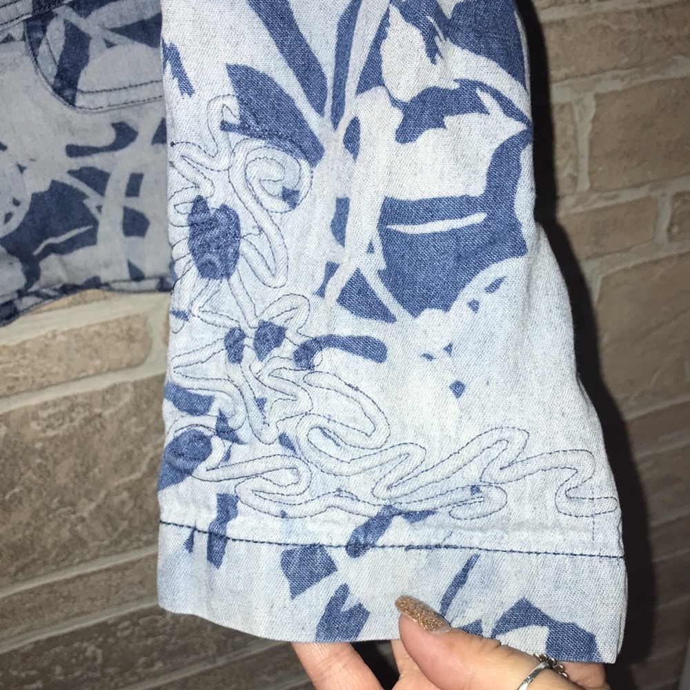 ✅Chico’s lightweight patterned Jean Jacket - Picture 3 of 10
